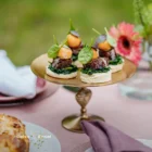 Eggs Benedict met spinazie, gerookte zalm of serranoham.