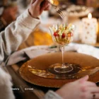 Hollandse garnalencocktail met appel en verse kruiden.