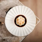 Dungesneden coquille met aardpeer, serranoham en aceto balsamico.