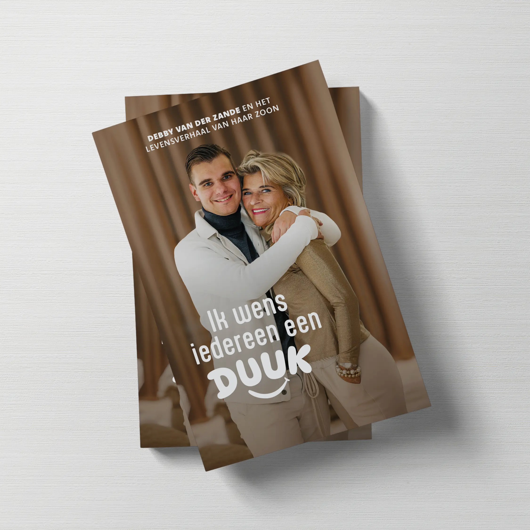 ik-wens-iedereen-een-duuk Boek ‘Ik wens iedereen een Duuk’ van Debby van der Zande, met op de cover Debby en haar zoon.